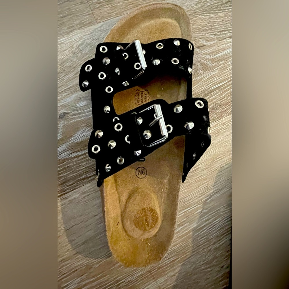 BRAND NEW/ NEVER WORN ‘CUSHIONAIRE’ BLACK SANDALS  Size 9 AWESOME SILVER STUDS😎